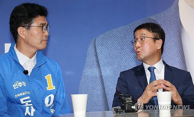 이원택 후보와 대화하는 한병도 (전주=연합뉴스) 임채두 기자 = 더불어민주당 한병도(오른쪽) 원내대표가 11일 이원택 전북특별자치도지사 예비후보 선거 사무소에서 이 후보와 대화하고 있다. 2026.5.11 doo@yna.co.kr