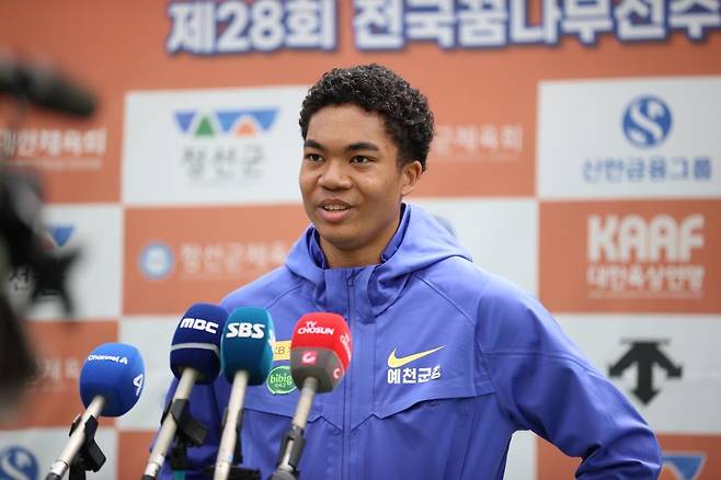 인터뷰하는 조엘진 나마디 조엘진이 12일 강원도 정선종합운동장에서 열린 아시안게임 선발전 겸 제80회 육상경기선수권대회 남자 100ｍ 결선에서 1위에 오른 뒤 인터뷰하고 있다. [대한육상연맹 제공. 재배포 및 DB 금지]