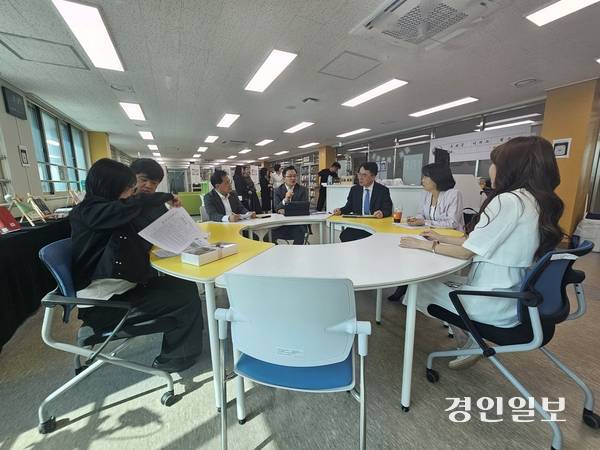 수업이 끝나고 수업을 참관한 교사들의 토의 자리에서 구리남양주교육지원청 이지명 교육장이 수업에 관한 토론을 하고 있다. 2026.5.13 남양주/이종우기자 ljw@kyeongin.com