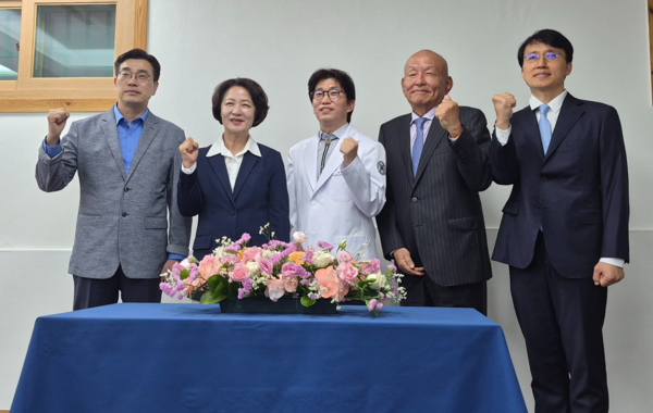 13일 추미애 더불어민주당 경기도지사 후보가 평택 성세아이들병원에서 열린 현안 간담회 이후 병원 관계자들과 기념 촬영을 하고 있다. 2026.5.13 /김태강 기자 think@kyeongin.com