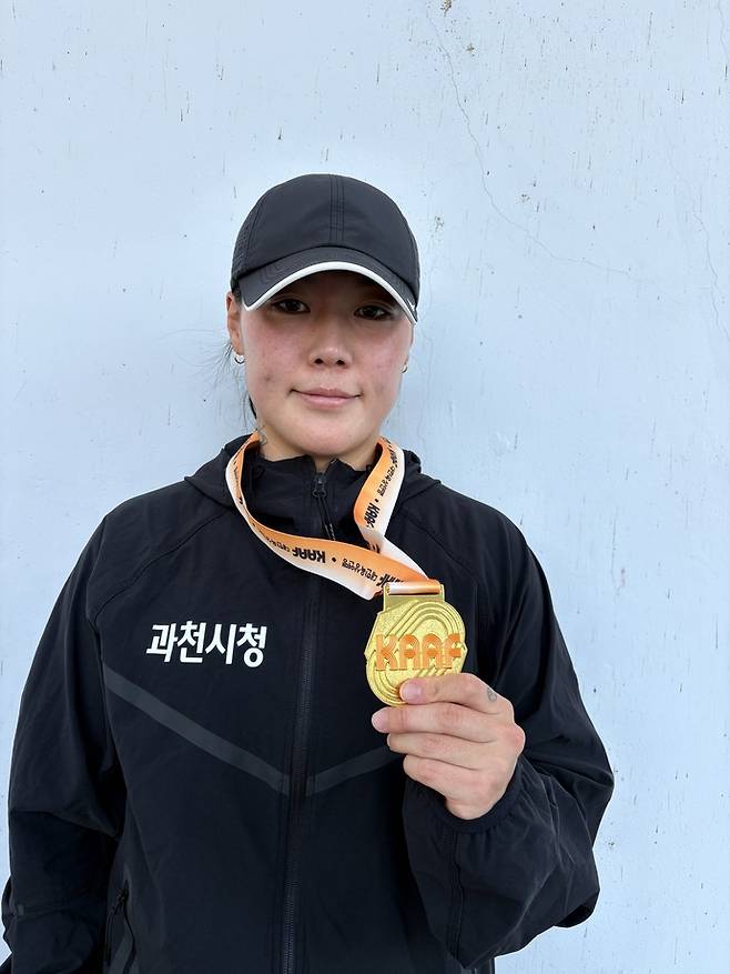 제80회 전국육상경기선수권대회 여자부 원반던지기서 우승한 정예림(과천시청)이 시상식후 기념촬영을 하고 있다. 사진=과천시청