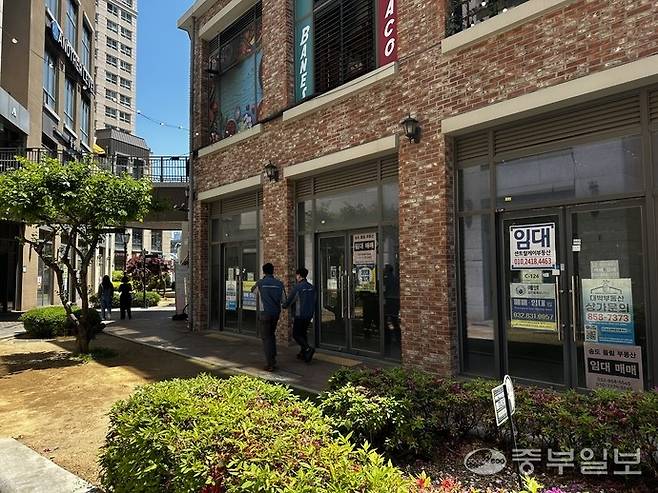 13일 인천 연수구 송도동의 아트포레 1층 상가 빈 점포에 '임대 문의' 안내 현수막이 걸려 있다. 노선우 기자