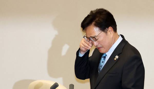 우원식&nbsp;국회의장이 8일 국회에서 열린 제435회 국회(임시회) 2차 본회의에서 헌법 개정안 표결과 50개 법안 처리와 관련해 국민의힘의 필리버스터 신청으로 안건을 상정하지 않겠다고 밝히며 울분을 토한 뒤 눈물을 닦고 있다. 2026.5.8&nbsp; [사진=연합뉴스]