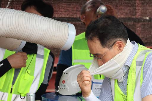 지난해 7월 31일 폭염이 이어진 서울 강남구 양재대로 개선사업 공사현장에서 한 근로자가 더위를 식히고 있다. / 연합뉴스