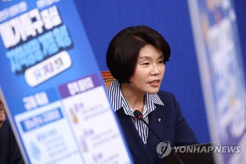 더불어민주당 한정애 정책위의장이 13일 국회에서 제9회 전국동시지방선거 더불어민주당 메가특구 공약 발표 기자회견을 하고 있다.