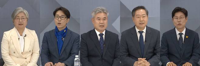 세종시교육감 선거에 나선 강미애(왼쪽부터·가나다순)·김인엽·안광식·원성수·임전수 후보가 지난 11일 세종중앙공원 대회의실에서 후보자 토론에 임하고 있다. (사진=중도일보DB)