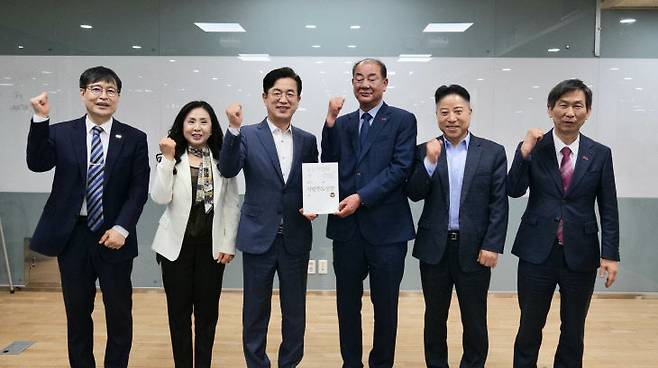중소기업중앙회 대전세종지역본부는 13일 6·3지방선거를 앞두고 지역 중소기업 및 소상공인 303곳을 대상으로 실시한 '중소기업·소상공인이 바라는 대전의 리더' 조사 결과를 발표했다.지난 4일 허태정 대전시장 후보에게 이번 설문조사 결과 및 지방주도성장을 위한 중소기업 정책과제집을 전달한 뒤 기념촬영하고 있는 모습. (사진=중기중앙회 대전세종본부 제공)