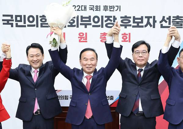 제22대 국회 후반기 당 국회부의장 후보자로 선출된 국민의힘&nbsp;박덕흠&nbsp;의원이 13일 국회에서 열린 제22대 국회 후반기 당 국회부의장 후보자 선출 의원총회에서 기념 촬영하고 있다. 왼쪽부터 국민의힘 장동혁 대표, 박 의원, 송언석 원내대표.&nbsp; 사진 연합뉴스&nbsp;