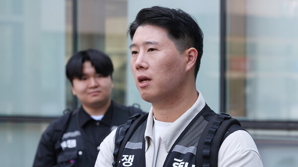13일 최승호 초기업노조 삼성전자지부 위원장이 경기도 수원시 영통구 수원지방법원에서 열린 삼성전자가 노조를 상대로 제기한 위법 쟁의행위 금지 가처분 신청 심문을 마치고 나와 취재진 질문에 답하고 있다. 연합뉴스