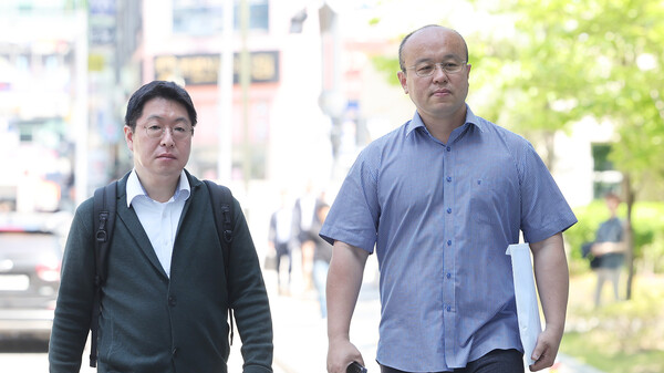 13일 경기도 수원시 영통구 수원지방법원에서 삼성전자가 노조를 상대로 제기한 위법 쟁의행위 금지 가처분 신청 두 번째 심문기일을 맞아 대한민국 주주운동본부 관계자들이 가처분 인용 탄원서를 제출하기 위해 이동하고 있다. 연합뉴스