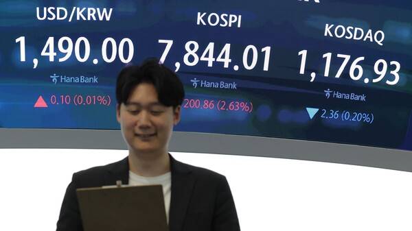 코스피가 전장보다 200.86p(2.63%) 오른 7,844.01 로 마감하며 종가 기준 사상 최고치를 경신한 13일 오후 서울 중구 하나은행 딜링룸에서 딜러가 업무를 보고 있다. 연합뉴스