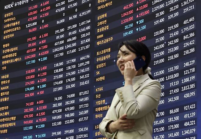 한국거래소 홍보관내 주식시세 전광판. 연합뉴스