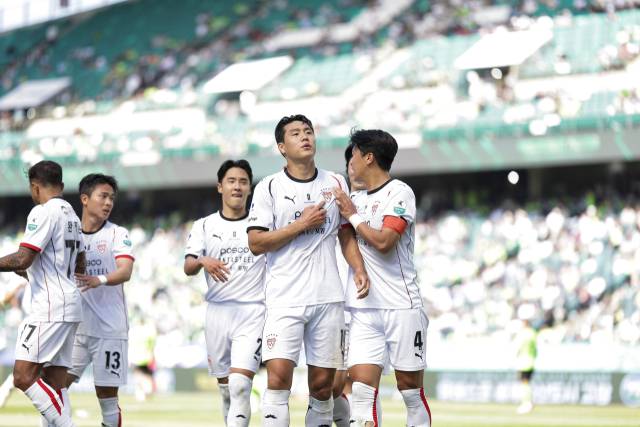 프로축구 K리그1 포항 스틸러스 이호재(오른쪽 두 번째)가 지난 12일 인천 유나이티드와의 경기에서 득점 후 세리머니를 하고 있다. K리그 제공