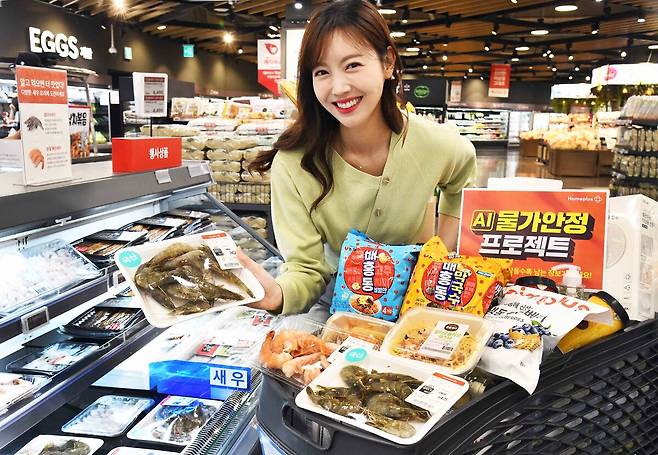 모델이 13일 ‘홈플러스 메가 푸드 마켓 라이브’ 강서점에서 ‘AI 물가안정 프로젝트’ 행사 상품을 소개하고 있다. 이번 행사에서는 예년보다 빨라진 더위를 겨냥해 인기 먹거리와 생필품은 물론, 바캉스·쿨링 신상품 등을 최대 60% 할인 혜택으로 선보인다. /홈플러스 제공