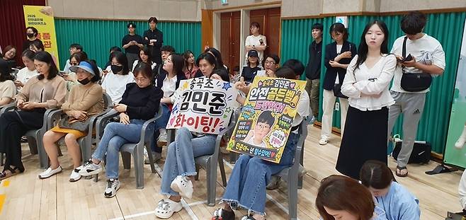▲ 13일 오후 2026 안전골든벨 경상북도어린이퀴즈쇼 포항예선이 포항남부초등학교 강당에서 열린 가운데 학부도들이 열띤 응원을 펼치고 있다. 황영우 기자