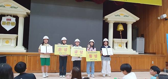 ▲ 13일 오후 2026 안전골든벨 어린이퀴즈쇼 포항예선이 포항남부초등학교 강당에서 성황리에 열린 가운데, 수상 학생들이 단체 기념촬영한 모습. 왼쪽부터 장려 이지은(포항제철초 5·여) 학생, 은상 김은서(포항죽도초 6·여) 학생, 금상 탁지한(포항용산초 6) 학생, 동상 조예지(포항남부초 6·여) 학생, 장려 이은수(포항창포초 6·여) 학생. 황영우 기자