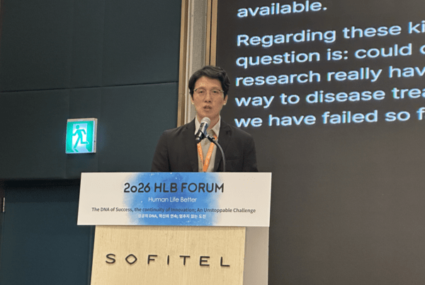김태인 카이스트 뇌인지과학과 부교수가 퇴행성 뇌질환에 대해 설명하고 있다. [출처=HLB그룹]