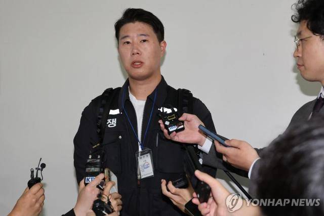 최승호 초기업노조 삼성전자지부 위원장이 12일 세종시 정부세종청사 중앙노동위원회에서 열린 2차 사후조정회의에 참석하며 취재진 질문에 답하고 있는 모습 사진연합뉴스