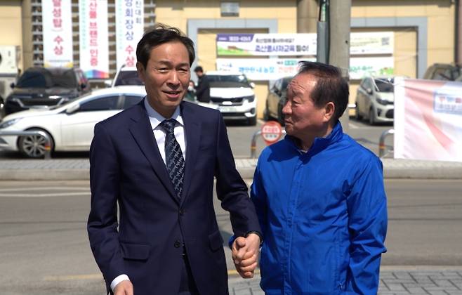 왼쪽부터 더불어민주당  한왕기 평창군후보, 우상호 강원특별자치도지사후보/사진=한왕기 평창군수후보 선거캠프