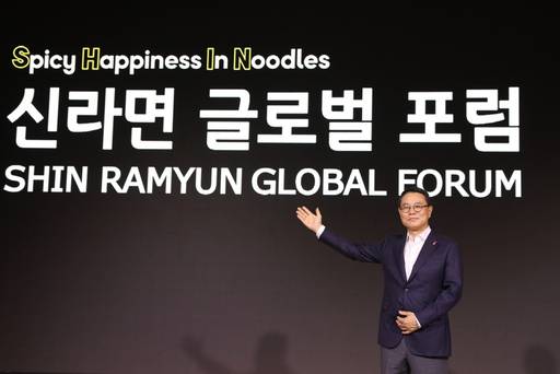 조용철 농심 대표가 13일 롯데호텔 서울에서 진행된 '신라면 40주년 글로벌 포럼'에 참석해 발표하는 모습 /농심