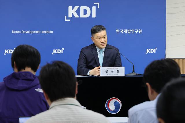정규철 한국개발연구원(KDI) 거시·금융정책연구부장이 13일 세종시 정부세종청사에서 2026년 상반기 경제전망에 대해 브리핑하고 있다. 연합뉴스