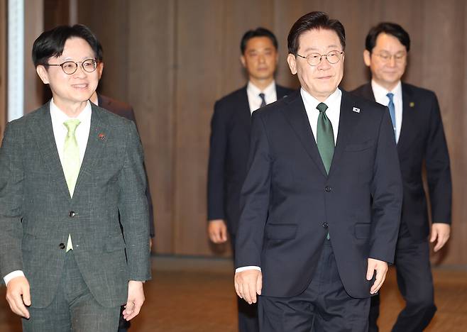 이재명 대통령이 13일 호텔현대 바이 라한 울산에서 열린 K-조선 미래비전 간담회에 김정관 산업통상부 장관과 입장하고 있다./연합뉴스