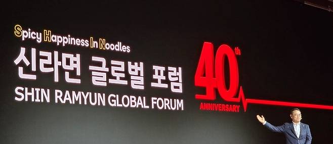 ▲조영철 농심 대표가 13일 열린 신라면 출시 40주년 기자간담회에서 포즈를 취하고 있다. 사진=송민규 기자