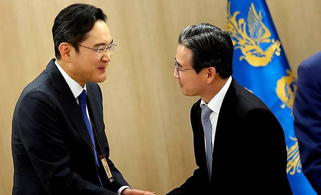 김용범 정책실장과 이재용 삼성전자 회장이 지난해 11월 16일 용산 대통령실에서 열린 이재명 대통령 주재 한미 관세협상 후속 민관 합동회의에서 인사하고 있다. / 연합뉴스