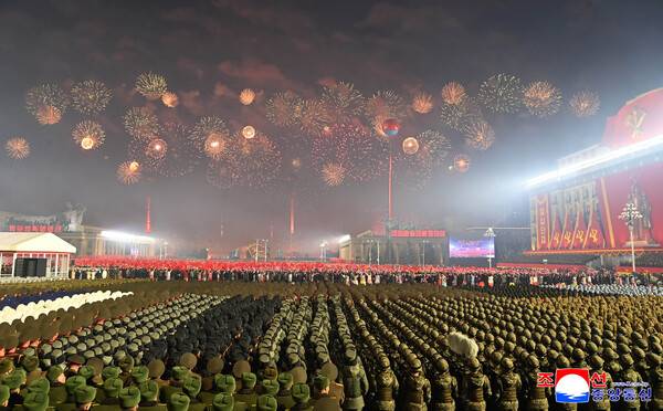 북한은 지난 25일 밤 평양 김일성광장에서 노동당 제9차대회 기념 열병식에 이어 축포야회 '번영하라 조국이여'가 진행됐다고 조선중앙통신이 26일 보도했다. 2026.2.26 연합뉴스