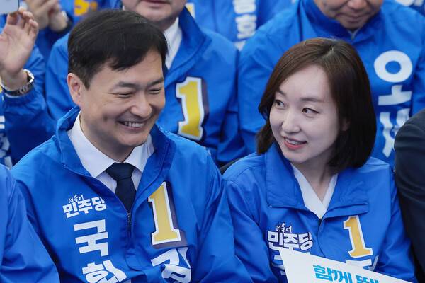 &nbsp;1`2일 열린 민주당 충청권 공천자대회에 참석한 김영빈 후보(왼쪽)와 전은수 후보가 이야기를 나누고 있다. 2026.6.12 연합뉴스