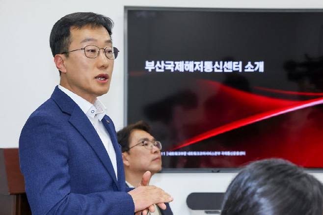 KT 네트워크코어서비스본부장 최우형 상무가 KT 부산국제통신센터를 소개하고 인사말을 하고 있다(사진=KT)