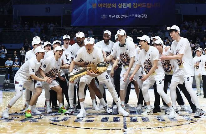 사상 처음으로 정규리그 6위팀이 챔피언결정전 우승을 차지하는 기록을 세운 부산 KCC. 사진=연합뉴스
