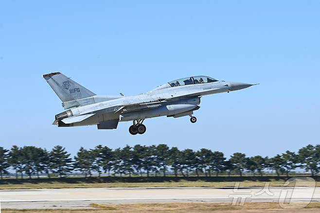 한국 공군 제38전투비행전대 소속 KF-16 전투기가 이륙하고 있다.  (공군 제공. 재판매 및 DB금지)  ⓒ 뉴스1
