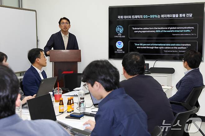 김인준 KT 국제통신운용센터 센터장이 KT 부산국제통신센터의 역사, 주요 역할과 중요성에 대해 설명하고 있다. (KT 제공)
