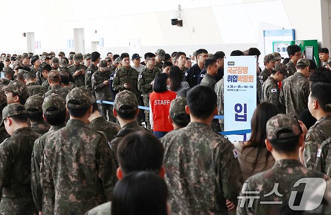 28일 경기 고양 2026년 국군장병 취업박람회에서 장병들이 입장을 기다리고 있다. 2026.4.28 ⓒ 뉴스1 김민지 기자