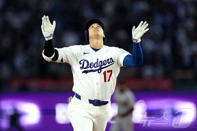 LA 다저스 오타니 쇼헤이가 13일(한국시간) 열린 샌프란시스코 자이언츠와 2026 메이저리그 홈 경기에서 3회말 1점 아치를 그린 뒤 세리머니를 펼치고 있다. ⓒ AFP=뉴스1