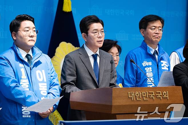 정원오 더불어민주당 서울시장 후보와 서울 구청장 후보들이 13일 서울 여의도 국회 소통관에서 소득 없는 1주택자 재산세 감면 공약 발표 기자회견을 하고 있다. 2026.5.13 ⓒ 뉴스1 유승관 기자