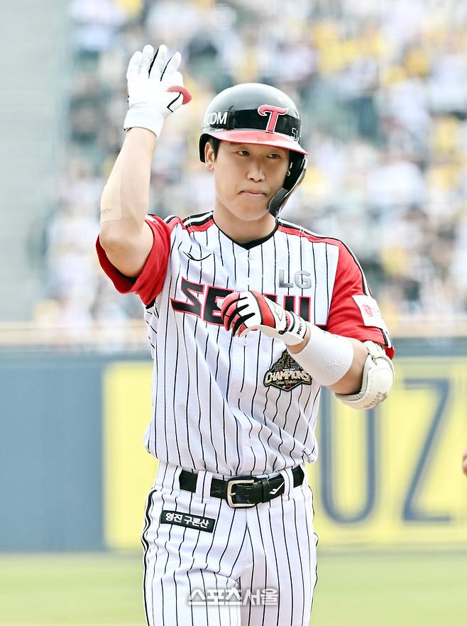 LG 구본혁이 29일 잠실구장에서 열린 2026 KBO리그 KT와 경기 3회말 2사 KT 소형준을 상대로 안타를 치고 세리머니를 하고 있다. 잠실 | 박진업 기자 upandup@sportsseoul.com