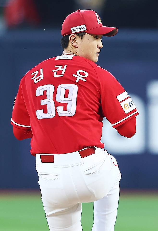 SSG 김건우가 12일 수원 KT위즈파크에서 열린 2026 KBO리그 KT전에서 투구하고 있다. 사진 | SSG 랜더스