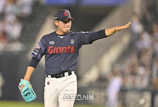 롯데 선발투수 김진욱이 15일 서울 잠실구장에서 열린 2026 KBO리그 두산전 5회말 2사 1,2루 상대 신민재를 삼진으로 처리한 후 환호하고 있다. 잠실 | 최승섭기자 thunder@sportsseoul.com