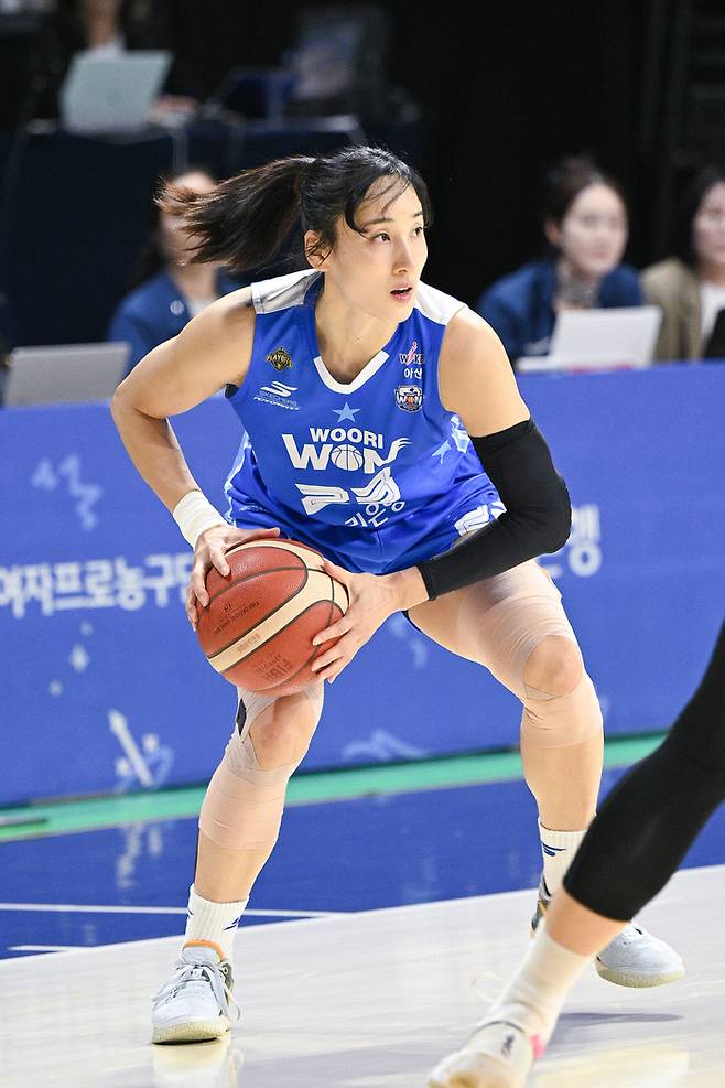 우리은행 김단비가 12일 아산이순신체육관에서 열린 BNK금융 2025~2026 여자프로농구 플레이오프 3차전 KB스타즈와 경기에서 패스할 곳을 보고 있다. 사진 | WKBL