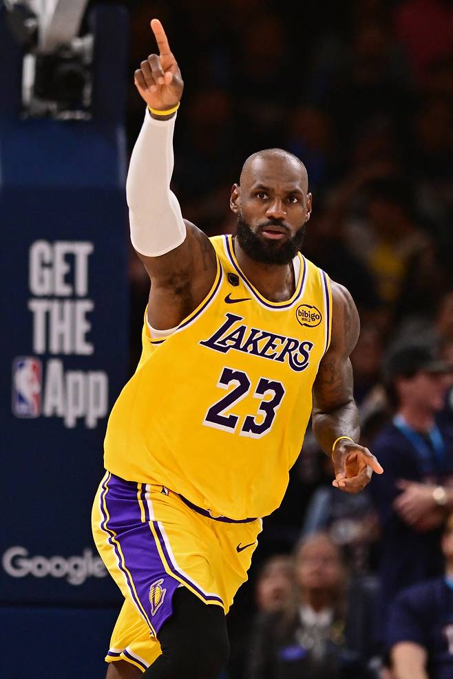 OKLAHOMA CITY, OKLAHOMA - MAY 07: LeBron James #23 of the Los Angeles Lakers reacts during the second quarter of a game against the Oklahoma City Thunder in Game Two of the Second Round of the NBA Western Conference Playoffs at Paycom Center on May 07, 2026 in Oklahoma City, Oklahoma. NOTE TO USER: User expressly acknowledges and agrees that, by downloading and or using this photograph, User is consenting to the terms and conditions of the Getty Images License Agreement.   Joshua Gateley/Getty Images/AFP (Photo by Joshua Gateley / GETTY IMAGES NORTH AMERICA / Getty Images via AFP)







<저작권자(c) 연합뉴스, 무단 전재-재배포, AI 학습 및 활용 금지>