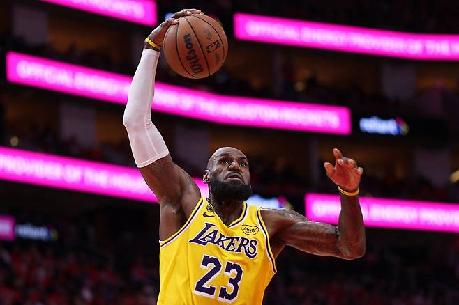HOUSTON, TEXAS - MAY 01: LeBron James #23 of the Los Angeles Lakers drives to the basket against against the Houston Rockets \d3q in Game Six of the First Round of the NBA Western Conference Playoffs at Toyota Center on May 01, 2026 in Houston, Texas. NOTE TO USER: User expressly acknowledges and agrees that, by downloading and or using this photograph, User is consenting to the terms and conditions of the Getty Images License Agreement.   Kenneth Richmond/Getty Images/AFP (Photo by Kenneth Richmond / GETTY IMAGES NORTH AMERICA / Getty Images via AFP)







<저작권자(c) 연합뉴스, 무단 전재-재배포, AI 학습 및 활용 금지>