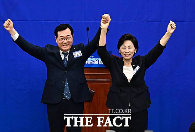 포즈 취하는 민홍철·남인순 더불어민주당 국회부의장 후보자.