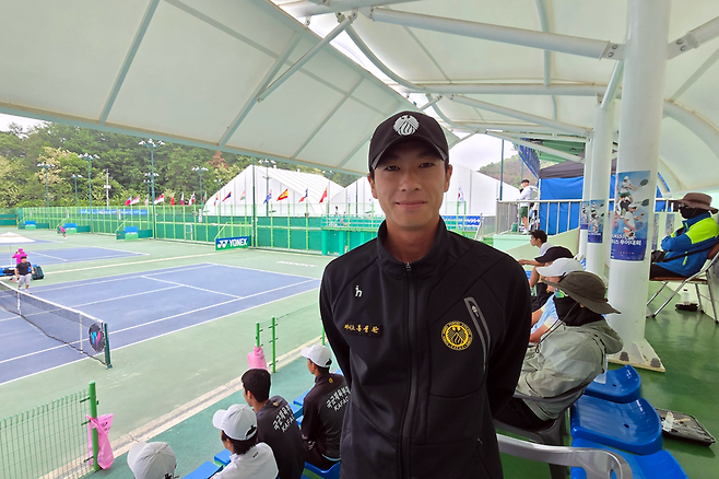 ITF M15 안동대회에서 선수 말고 팀 관계자로 경기를 지켜보는 홍성찬
