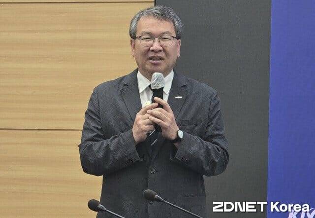 권이균 한국지질자원연구원장이 12일 미디어데이서 기관소개 중이다.(사진=지디넷코리아)