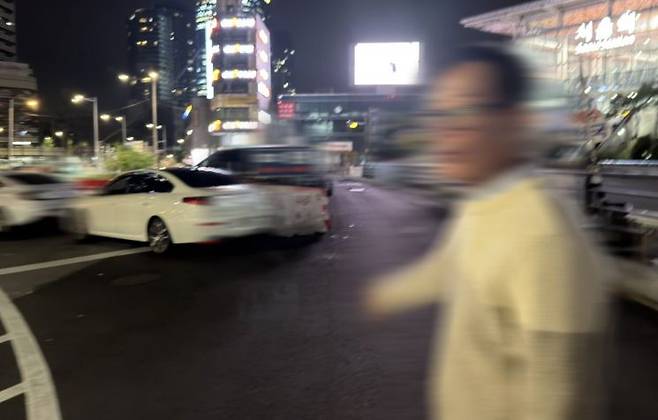 지난 7일 새벽 서울역 버스환승센터 인근에서 불법 유상운송 차량 운전자로 추정되는 남성이 시민들을 상대로 호객 행위를 하고 있다. 최근 서울 심야시간대 택시 부족 현상이 이어지면서 이른바 불법 택시 영업이 서울 곳곳에서 기승을 부리고 있다. 박호수 기자