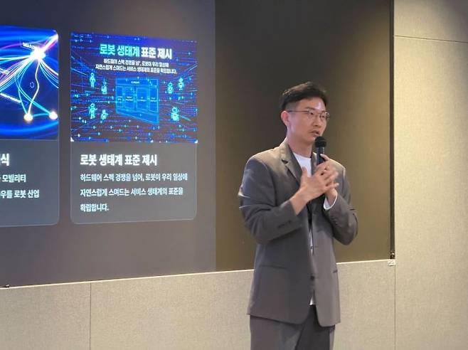 강은규 카카오모빌리티 미래사업플랫폼 리더가 12일 오후 경기 성남시 카카오 아지트에서 진행된 미디어 스터디에서 발표하고 있다. 카카오모빌리티