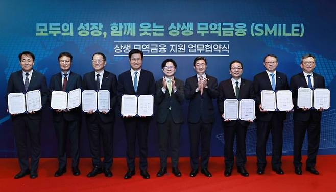김정관 산업통상부 장관(왼쪽 다섯번째)과 이억원 금융위원장(왼쪽 여섯번째)이 13일 울산 현대라한호텔에서 열린 '상생 무역금융 지원 업무협약식'에서 각 기관과 기업 대표들과 기념촬영을 하고 있다. 산업통상부.