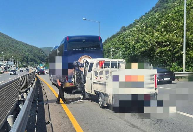 경남 창원시 마산합포구 진동면 진북터널 인근 도로에서 1t 트럭이 프로야구 NC 다이노스 구단 버스를 들이받았다. [사진제공=창원소방본부]